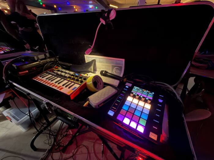 Contrôleur DMX et pads lumineux en gros plan pendant une prestation
