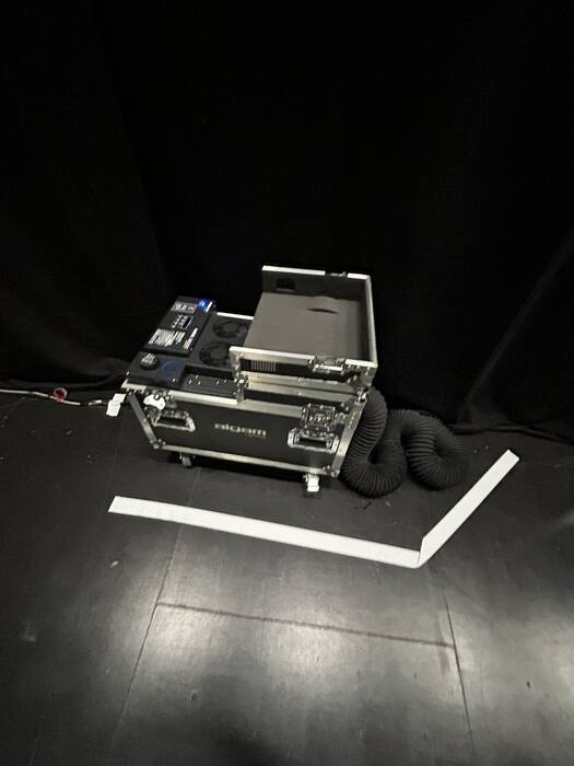 Machine à fumée en flight case sur scène avant le début d'un spectacle