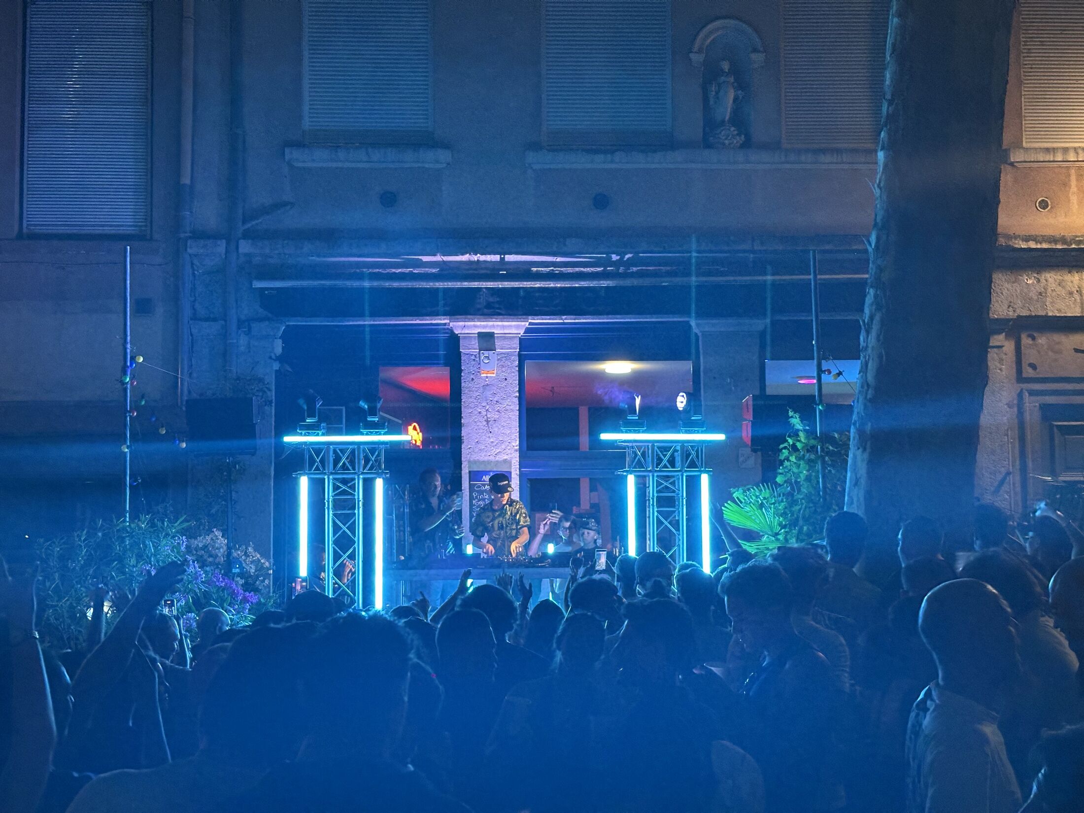 Régie lumière et sonorisation sous structure néon, prestation P.U EVENTS pour la soirée Elfigo