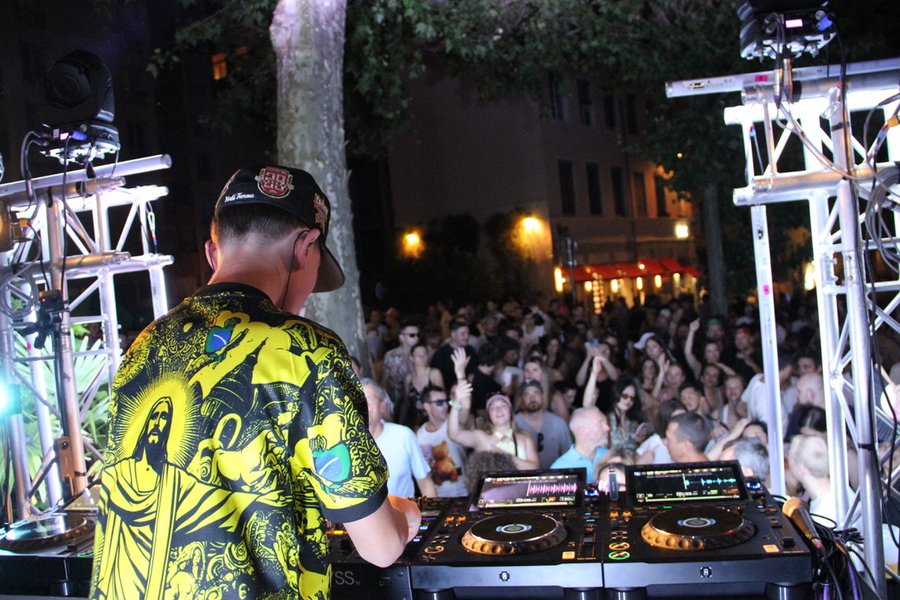 DJ aux platines face au public lors de l'Open Air du 21 juin avec ELFIGO, structure lumière de part et d'autre de la scène